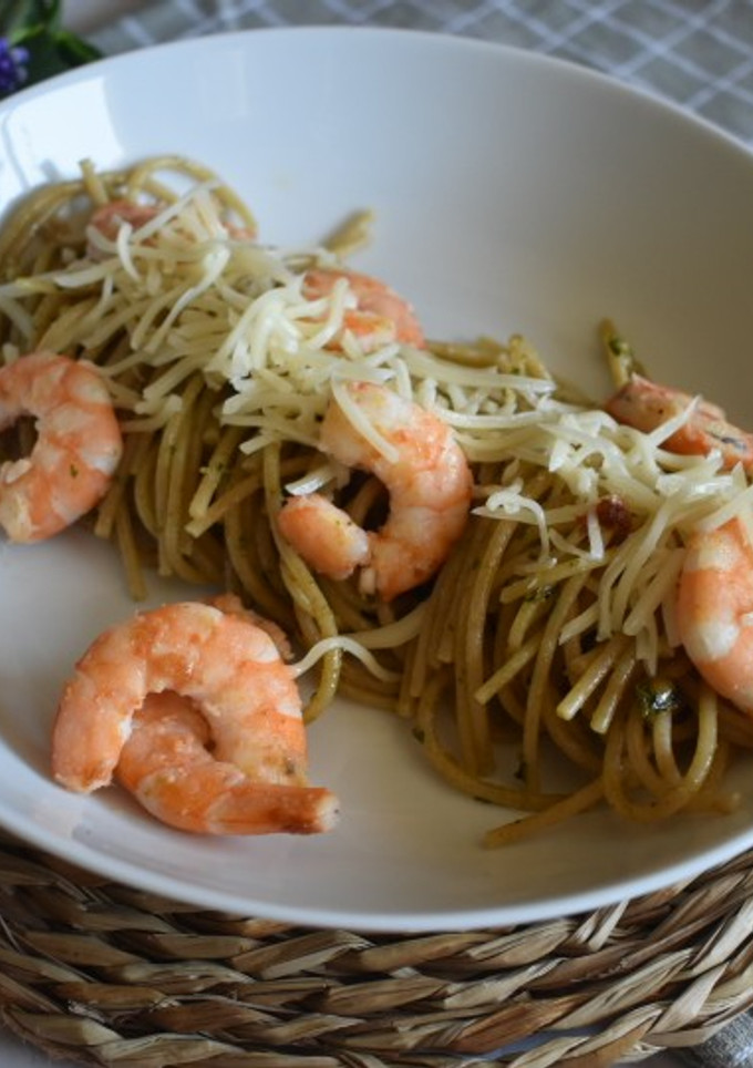 Una foto de Espaguetis integrales con pesto de anacardos y langostinos