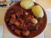 Une photo de boeuf basilic feculents