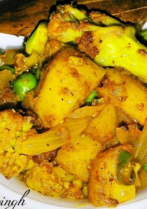 A picture of Aloo gobhi matar.