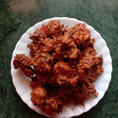 A picture of Lachedar aloo pakoda.