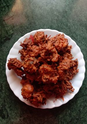 A picture of Lachedar aloo pakoda.