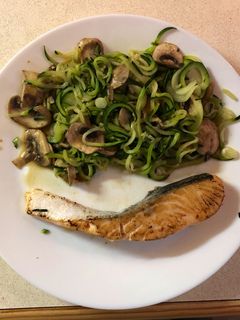 Una foto de Espaguetis de calabacín y salmón a la plancha