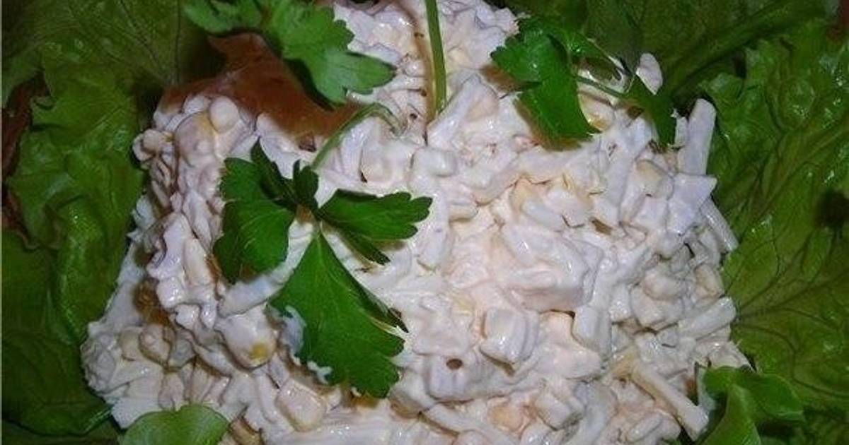 Салат с кальмарами кбжу. Салат с кальмарами. Салат из кальмаров вкусный. Салат нежный с кальмарами. Салат из кальмаров с сыром