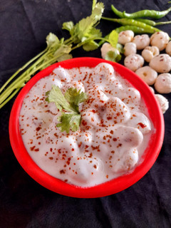 मखाने का रायता (makhane ka raita recipe in Hindi) रेसिपी मुख्य फोटो