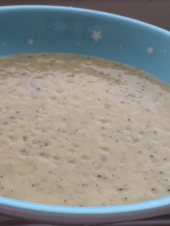 Una foto de Papilla de frutas con yogur 🥝🥛🍌