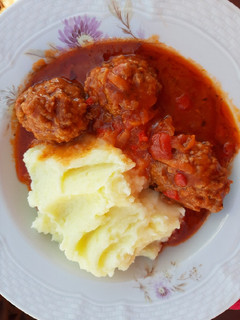 Una foto de Albóndigas con puré de papas cremoso