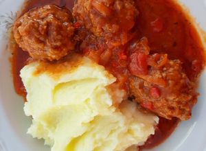 Una foto de Albóndigas con puré de papas cremoso
