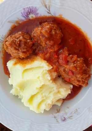 Una foto de Albóndigas con puré de papas cremoso