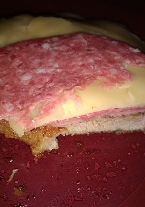 Una foto de Sanguich o Mila en plato con fiambre