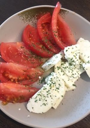 A picture of Caprese with cheese made from milk and yogurt.