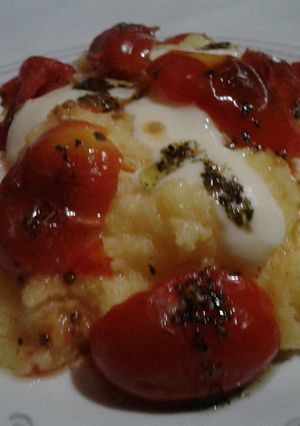 Una foto de Polenta con queso y tomates horneados