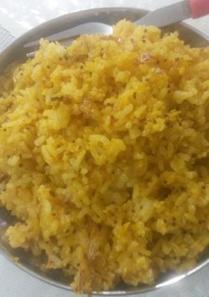 A picture of Onion fried rice.