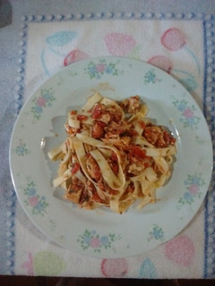 Una foto de Fideos "Caseritos" con salsa de tomates y pollo
