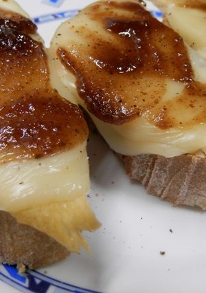 Una foto de Tostada de pollo con queso gratinado y mermelada de higos