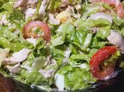 Una foto de ensalada de pollo con huevo lechuga