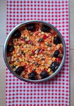 Una foto de Ensalada de garbanzos con verduras