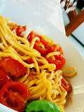 Spaghetti alla chitarra con pomodorini e basilico