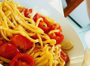 Foto di Spaghetti alla chitarra con pomodorini e basilico