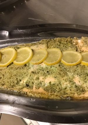 Une photo de Filet de saumon sauvage en papillote au fumet de homard échalotes persil crème et citron
