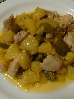 Una foto de Contramuslos de pollo con pimientos y patatas