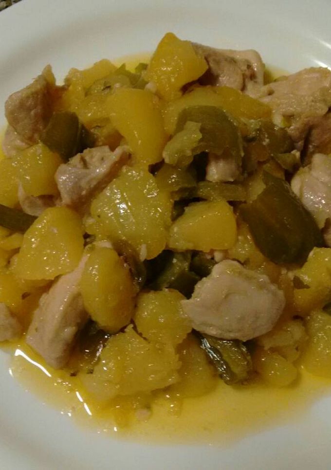 Una foto de Contramuslos de pollo con pimientos y patatas