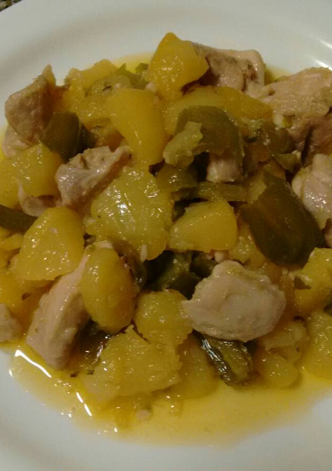 Una foto de Contramuslos de pollo con pimientos y patatas