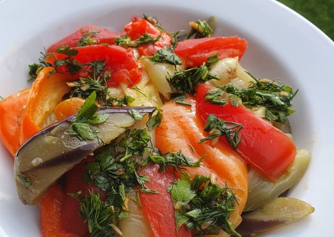 Салат из баклажанов: очень простой и недорогой рецепт