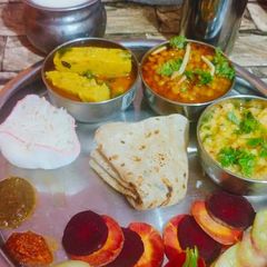 A picture of Thali_without_meat.   Handi Chana daal.