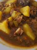 Lentejas con chorizo morcilla y papas un trozo de carne de cerdo