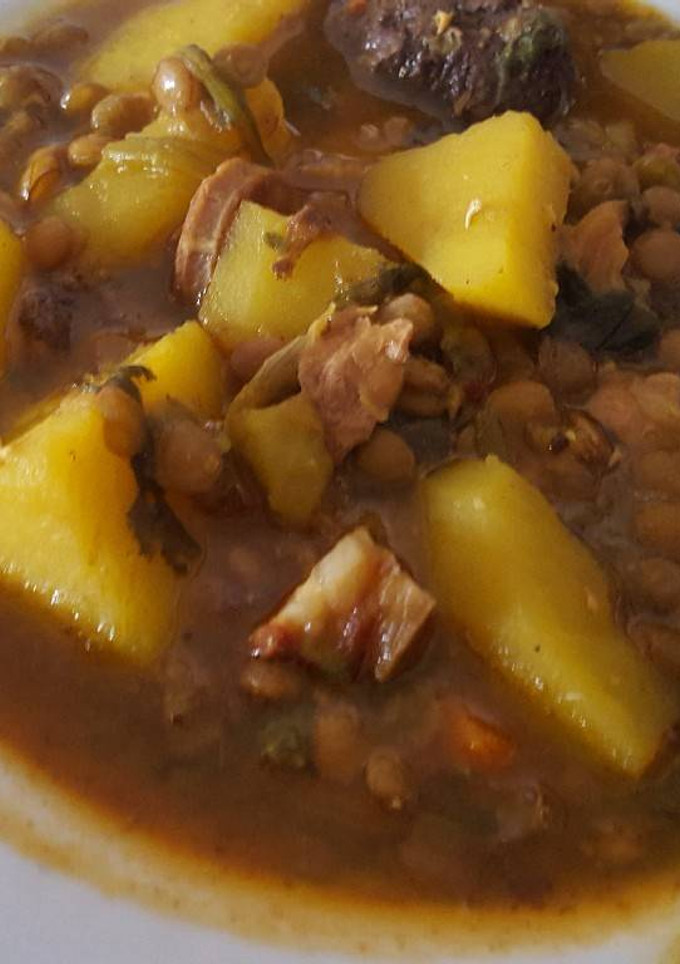Una foto de Lentejas con chorizo morcilla y papas un trozo de carne de cerdo