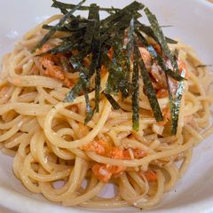 A picture of Bacon, salmon and mushroom creamy & soy sauce pasta.
