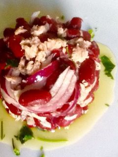 Una foto de Ensalada roja de alubias