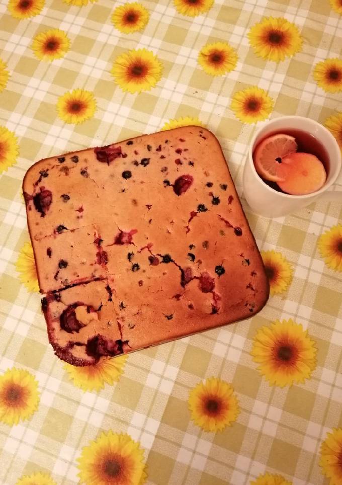 Манник з ягодами