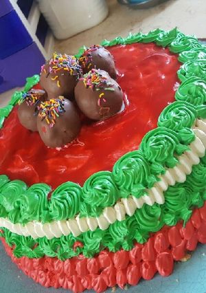صورة لوصفة كيك رائعة وهشة ((طريقةصوص الفراولة لتزين الكيكة))😍