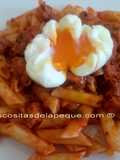 Macarrones con tomate, zorza y huevo poché