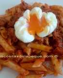 Macarrones con tomate, zorza y huevo poché