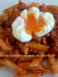 Una foto de Macarrones con tomate, zorza y huevo poché