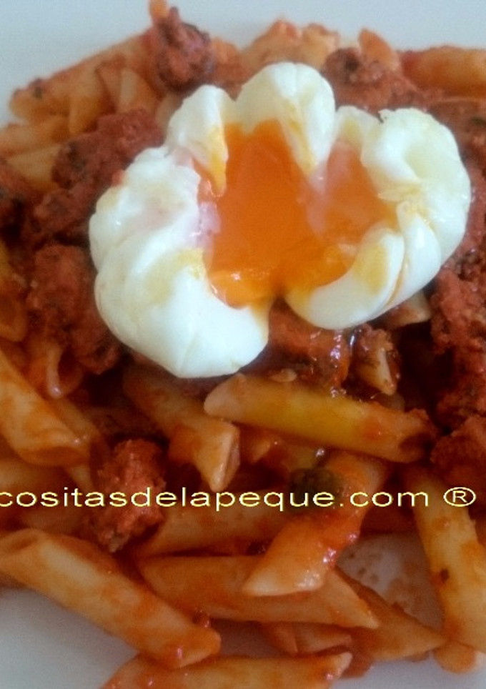 Una foto de Macarrones con tomate, zorza y huevo poché
