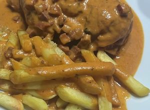 Foto principal de Pechugas de pollo en salsa de jamón serrano y queso