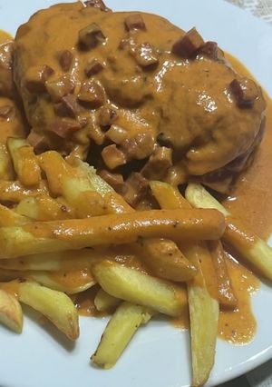 Una foto de Pechugas de pollo en salsa de jamón serrano y queso
