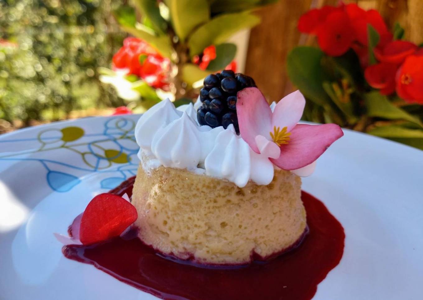 Flan  de Vainilla con Coulis de Mora