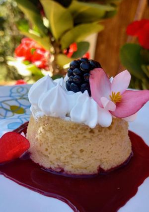 Una foto de Flan  de Vainilla con Coulis de Mora