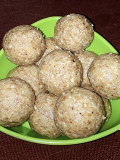 शेंगदाणा लाडू (shengdana ladoo recipe in marathi) रेसिपी चे मुख्य फोटो 