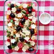 Ensalada de fideos tricolor bien mediterránea con aderezo casero