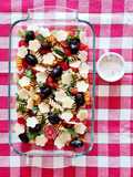 Ensalada de fideos tricolor bien mediterránea con aderezo casero