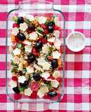 Ensalada de fideos tricolor bien mediterránea con aderezo casero