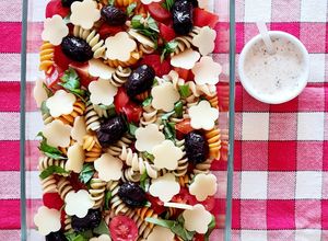Una foto de Ensalada de fideos tricolor bien mediterránea con aderezo casero