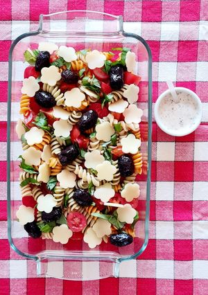 Una foto de Ensalada de fideos tricolor bien mediterránea con aderezo casero