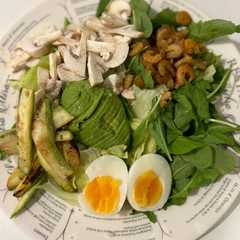 Una foto de Ensalada proteica con camarones 🥗🍤
