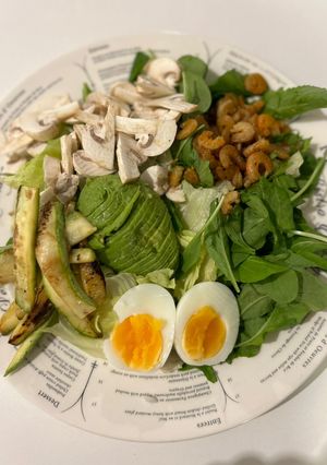 Una foto de Ensalada proteica con camarones 🥗🍤